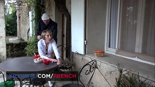 Threesome with 2 busty mature women